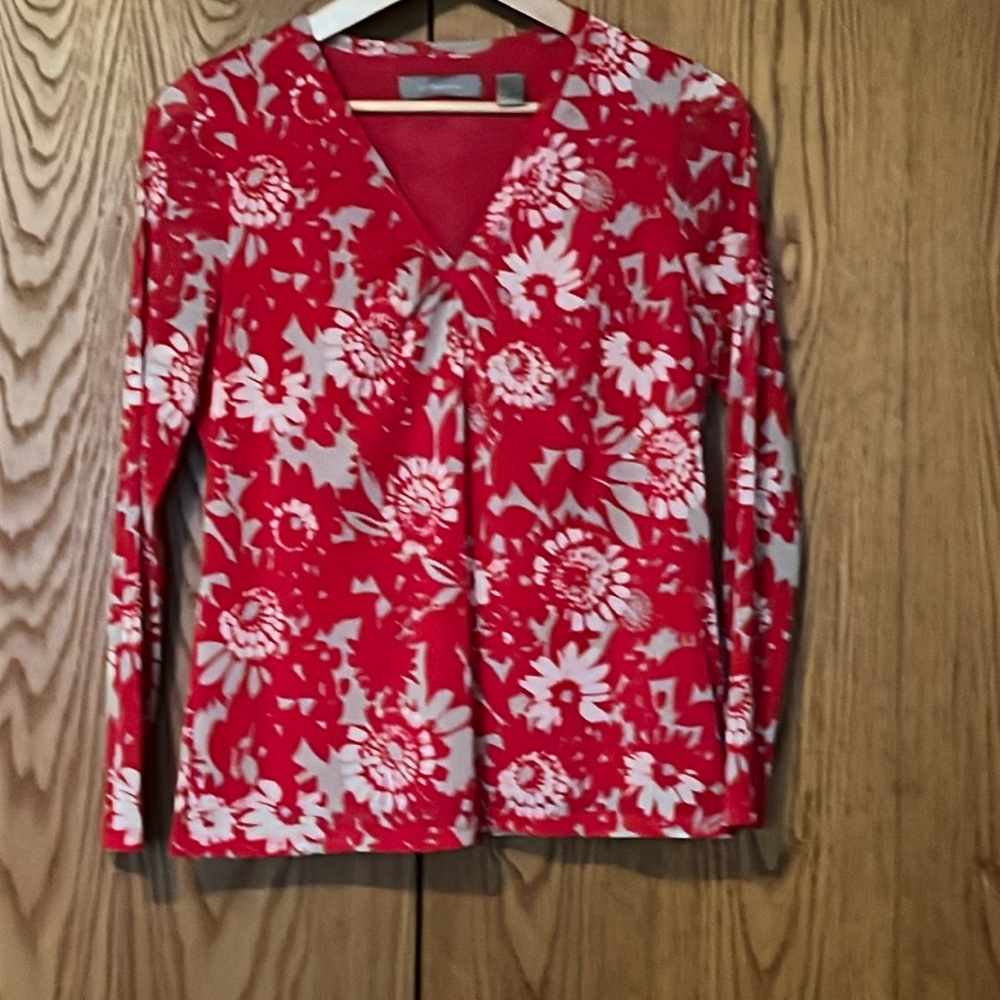 Get ready for spring!! Liz Claiborne long sleeve v-neck! Size large